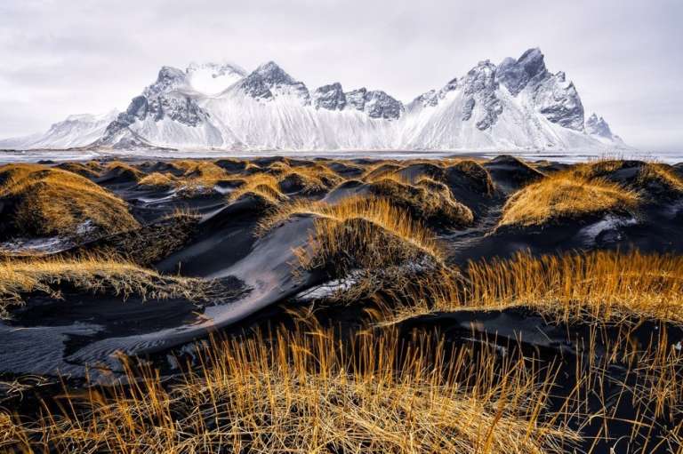 Esta escena en Esta escena invernal en Stokksnes, Islandia, capturada por el fotógrafo italiano Ivan Pedretti, se llevó una mención de honor.