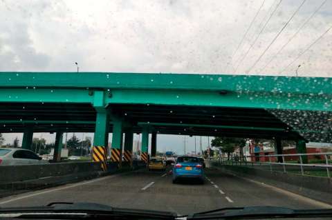 ¿Por qué los puentes de Bogotá están siendo pintados con colores?