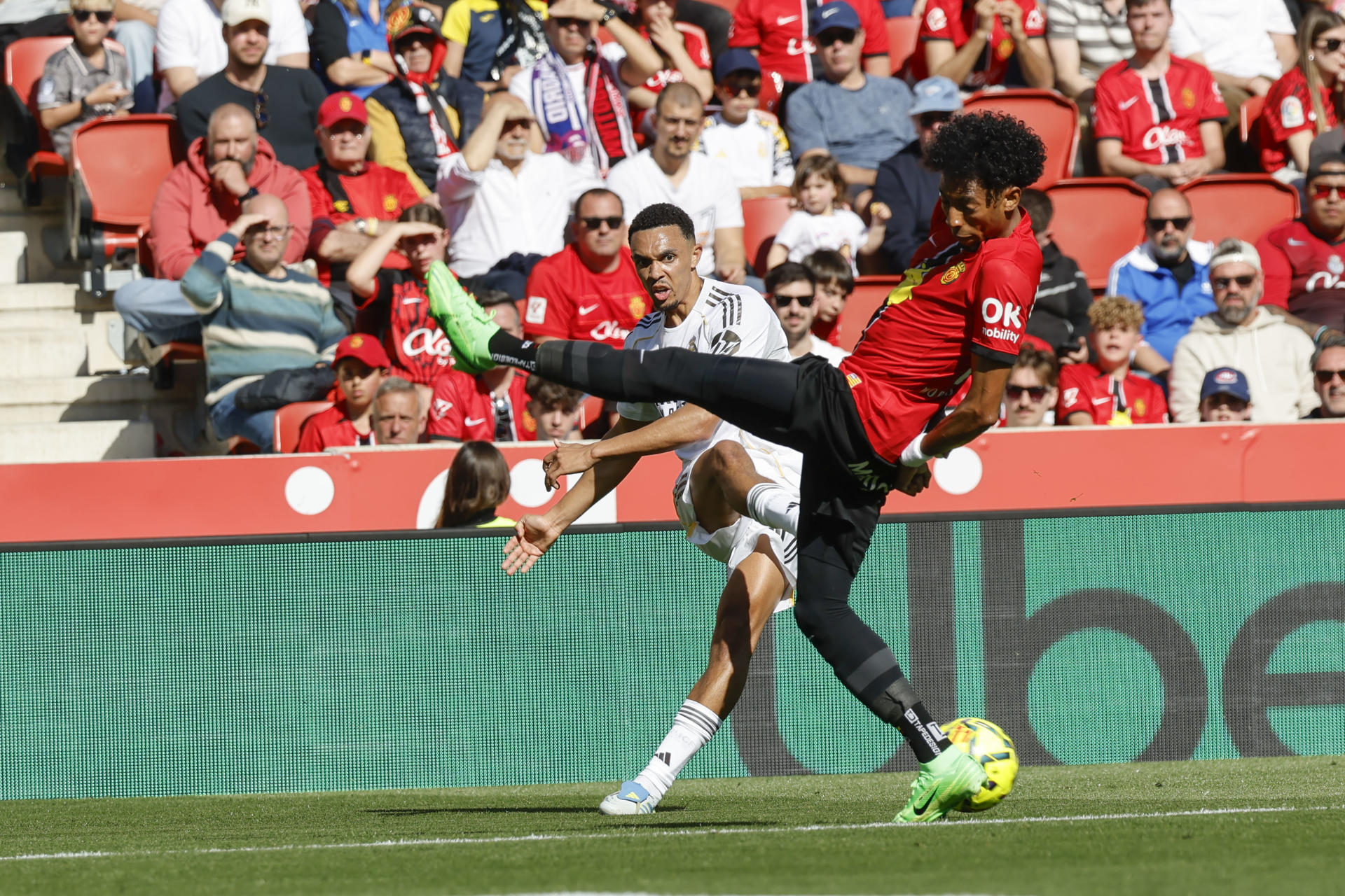 PALMA DE MALLORCA (ISLAS BALEARES), 04/04/2026.- El defensa colombiano del Mallorca Johan Mojica (d) disputa un balón ante el defensa británico del Real Madrid Trent Alexander-Arnold durante el partido de la jornada 30 de LaLiga EA Sports, que disputan el RCD Mallorca y el Real Madrid este sábado, en Son Moix, Palma de Mallorca. EFE/ Cati Cladera
