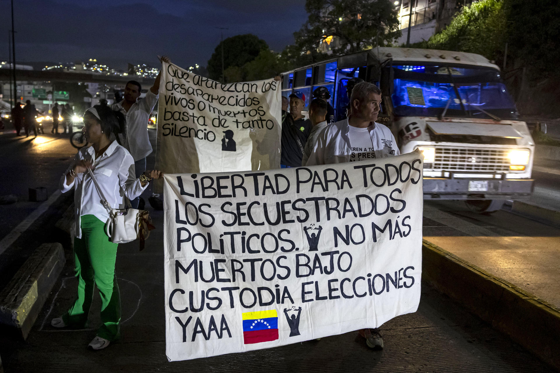 AME8319. CARACAS (VENEZUELA), 03/06/2026.- Personas se manifiestan en las inmediaciones de El Helicoide este miércoles, en Caracas (Venezuela). La ONG venezolana Comité por la Libertad de los Presos Políticos denunció este miércoles a EFE que una cantidad por determinar de presos políticos fueron trasladados desde la cárcel El Helicoide, señalada como centro de torturas por organizaciones y opositores, a otros centros penitenciarios del país sin especificar. EFE/ Miguel Gutiérrez