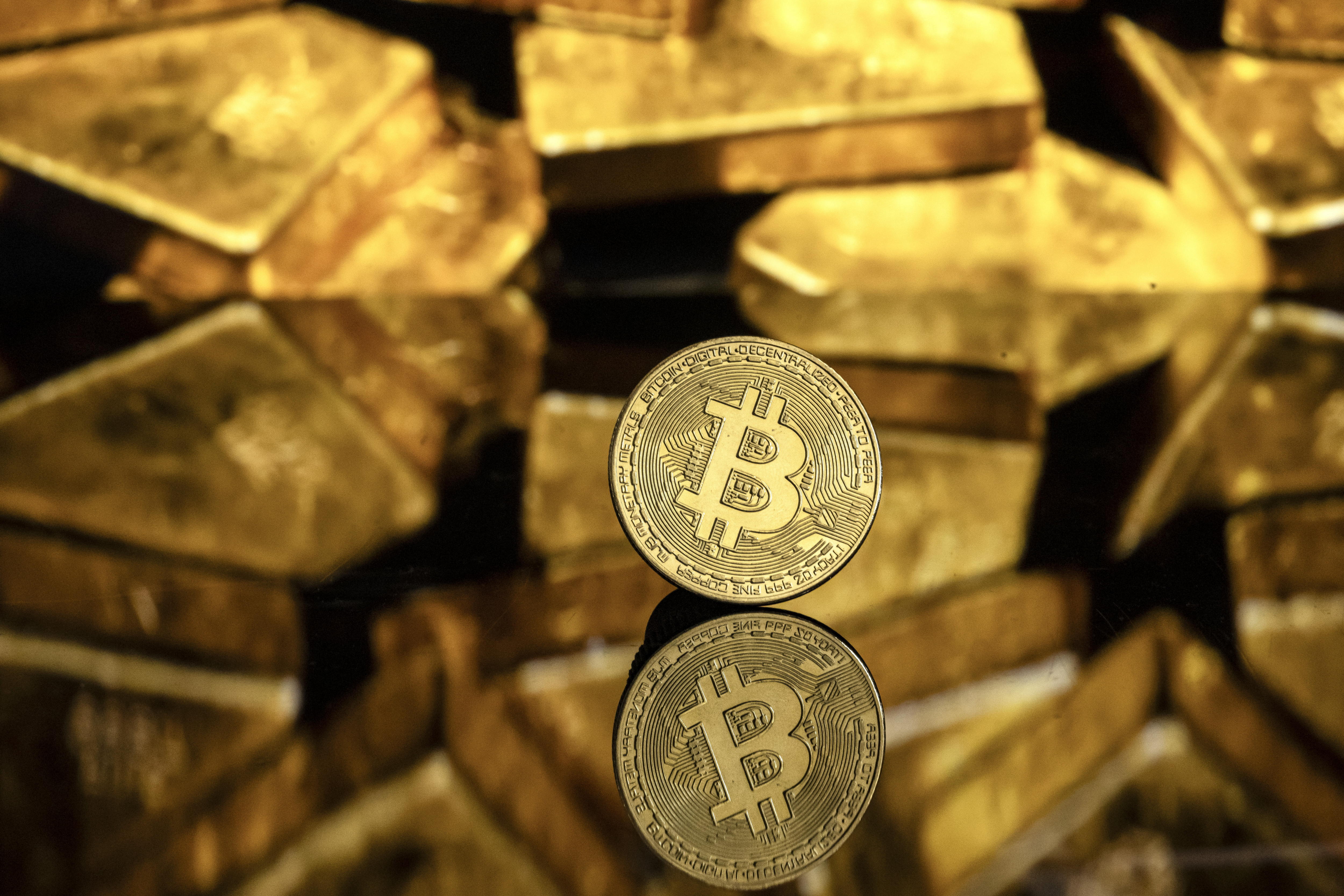 Lugano (Switzerland), 22/11/2024.- An illustration shows a symbolic Bitcoin, in Lugano, Switzerland, 22 November 2024. The world's most popular cryptocurrency hit a record high on 21 November, approaching the 100,000 US dollar (USD) mark. Bitcoin has been regularly hitting fresh records this month on hopes that US President-elect Donald Trump will usher in a golden age of cryptocurrencies. (Suiza) EFE/EPA/PABLO GIANINAZZI