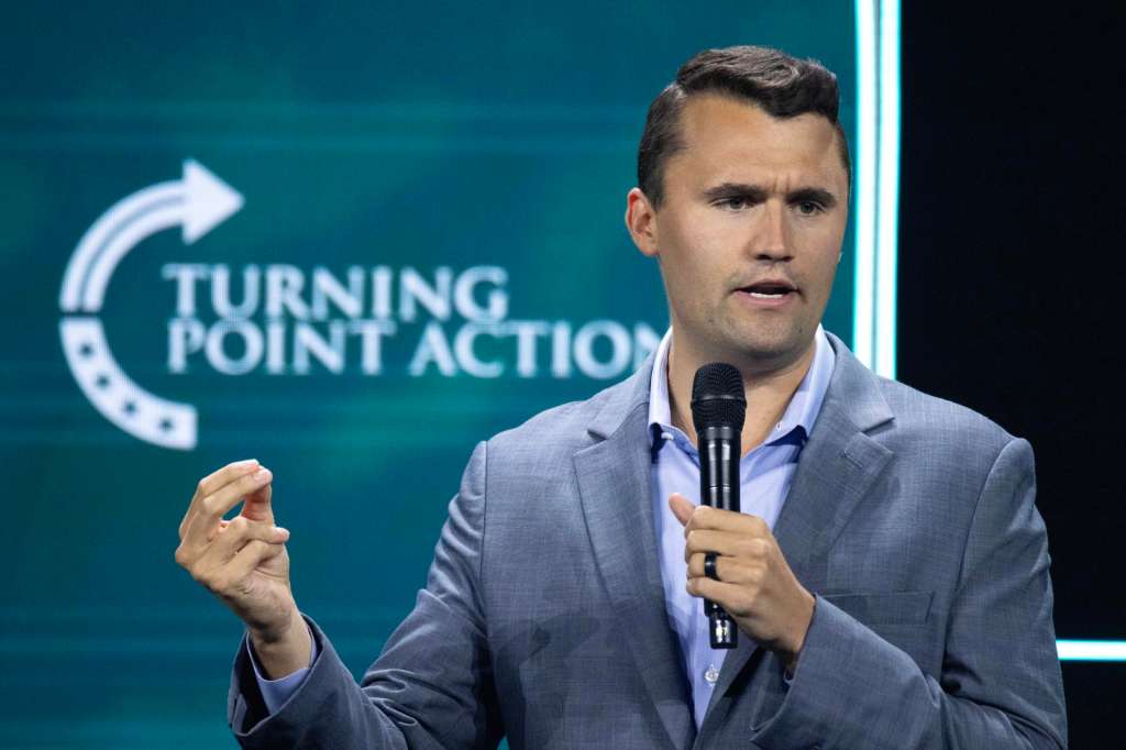 EA6126. BOGOTÁ (COLOMBIA), 10/09/2025.- Fotografía de archivo del 26 de julio de 2024 del comentarista y activista conservador Charlie Kirk durante un evento en West Palm Beach (Estados Unidos). Kirk recibió un disparo este miércoles mientras intervenía en un evento en la universidad Utah Valley. EFE/EPA/CRISTOBAL HERRERA-ULASHKEVICH /ARCHIVO