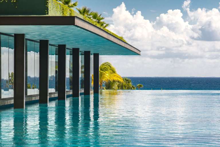 El nuevo miembro de la colección Legend de Preferred Hotels & Resorts, el grupo de hoteles de lujo independientes más grande del mundo, La Casa de La Playa atrae a los huéspedes a un mundo de tranquilidad junto al mar.