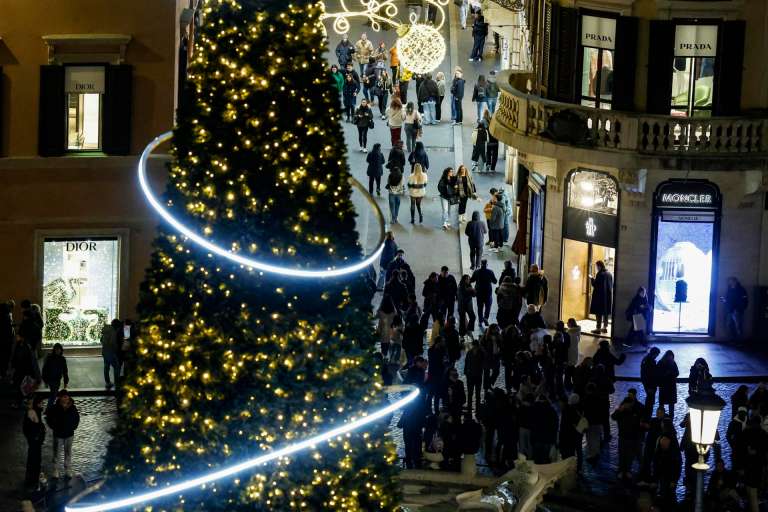 ROME (Italy), 22/12/2025.- People walk along Via dei Condotti, decorated with Christmas lights, in Rome, Italy, 22 December 2025. (Italia, Roma) EFE/EPA/FABIO FRUSTACI