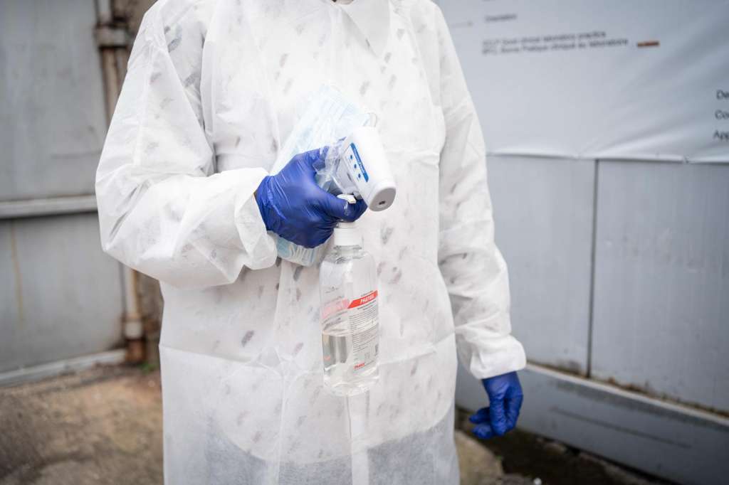 GOMA (DEMOCRATIC REPUBLIC OF CONGO), 19/05/2026.- A staff in protective gown preapres to check visitor’s temperature as a preventive measure against Ebola at the National Institute of Biomedical Resesarch (NIRB) in Goma, North Kivu, Democratic Republic of Congo, 19 May 2026. The World Health Organization (WHO), has declared that the Ebola disease caused by Bundibugyo virus in the Democratic Republic of the Congo and Uganda constitutes a public health emergency of international concern (PHEIC). EFE/EPA/MARIE JEANNE MUNYERENKANA
