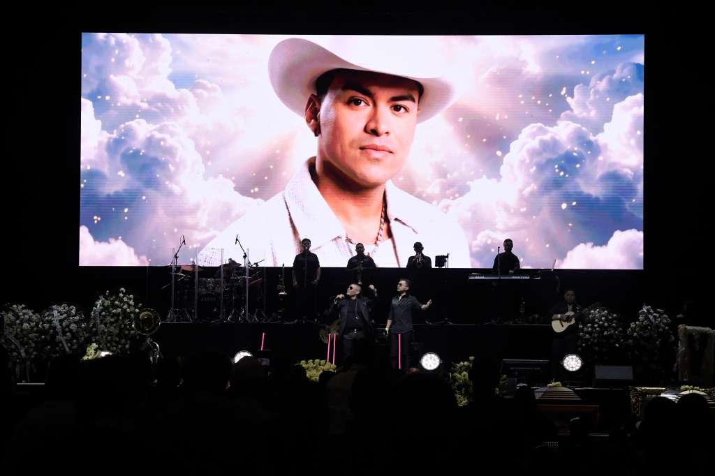 Homenaje en el Movistar Arena al artista Yeison Jiménez, quien el pasado sábado 10 de enero murió en un accidente aéreo, junto con cinco personas de su equipo; El homenaje conto con la participación de Pipe Bueno, Paola Jara, Jessi Uribe, Luis Alfonso, Arelys Henao, John Álex Castaño, entre otros artistas de música popular.