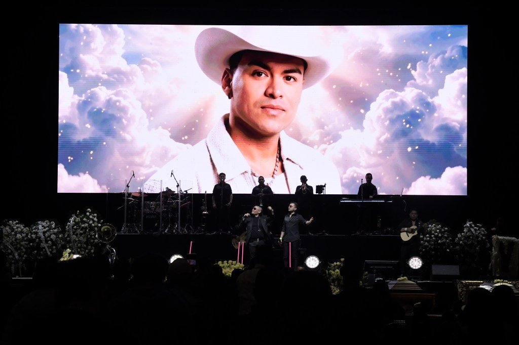Homenaje en el Movistar Arena al artista Yeison Jiménez, quien el pasado sábado 10 de enero murió en un accidente aéreo, junto con cinco personas de su equipo; El homenaje conto con la participación de Pipe Bueno, Paola Jara, Jessi Uribe, Luis Alfonso, Arelys Henao, John Álex Castaño, entre otros artistas de música popular.
