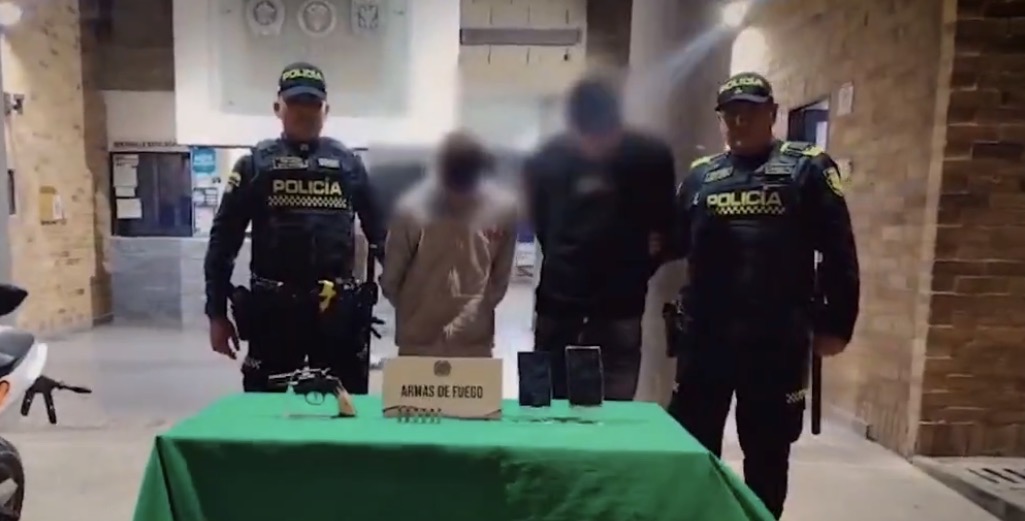 Dos hombres fueron detenidos con un revólver y una moto sin placa; uno de ellos ya había sido capturado días antes.