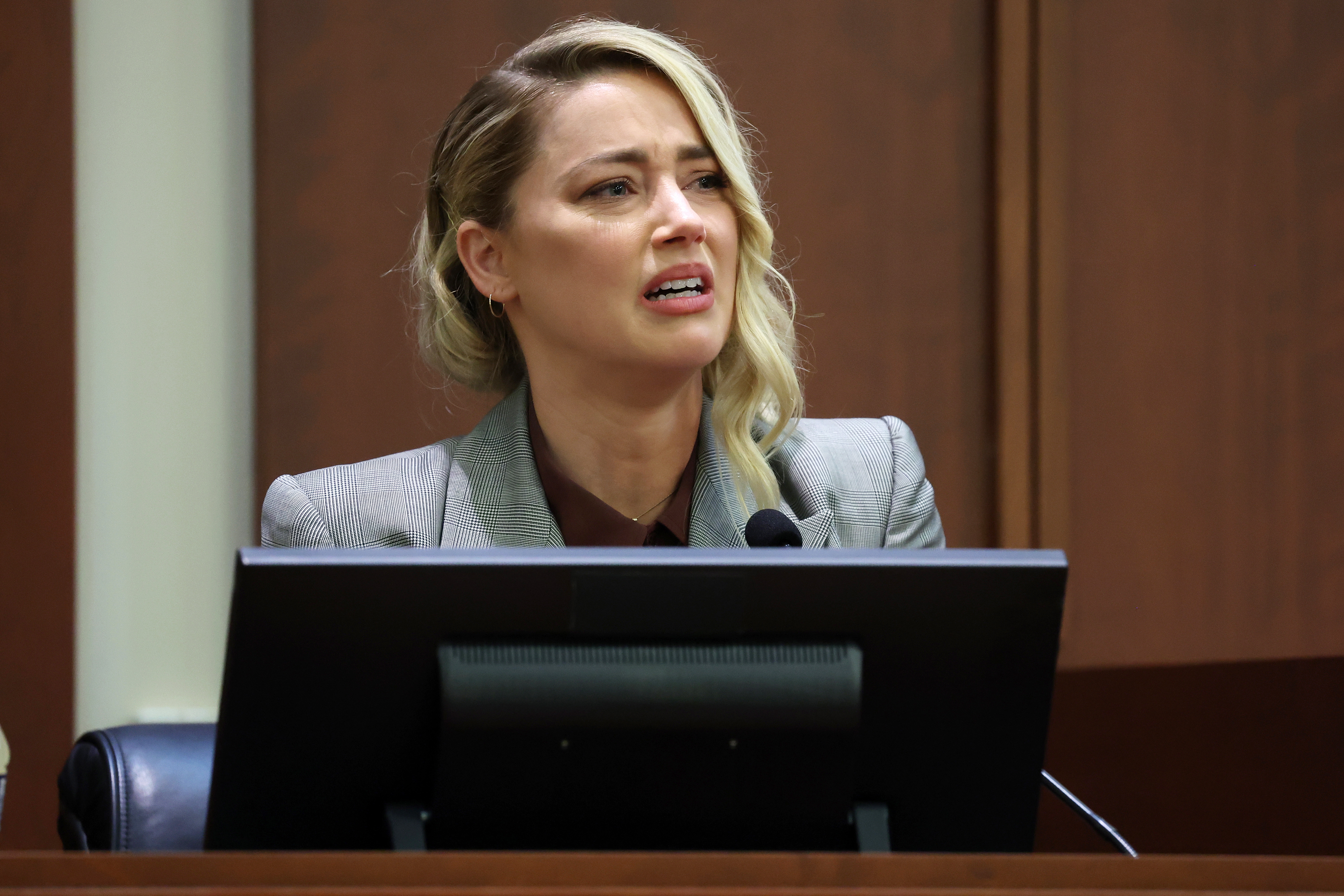 Fairfax (United States), 26/05/2022.- US actor Amber Heard testifies during the 50 million US dollar Depp vs Heard defamation trial at the Fairfax County Circuit Court in Fairfax, Virginia, USA, 26 May 2022. Johnny Depp's 50 million US dollar defamation lawsuit against Amber Heard started on 10 April. (Estados Unidos) EFE/EPA/MICHAEL REYNOLDS / POOL