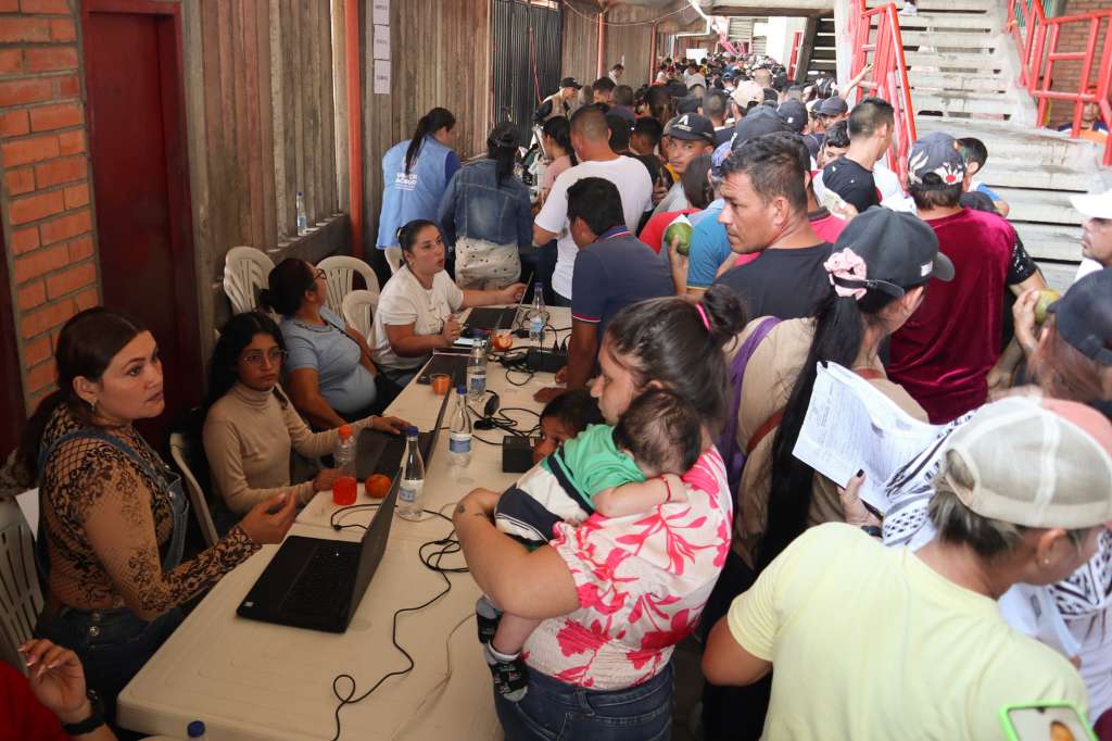 ACOMPAÑA CRÓNICA COLOMBIA CONFLICTO AME2505. CÚCUTA (COLOMBIA), 19/01/2025.- Personas desplazadas por la violencia en la región del Catatumbo llegan al estadio General Santander en busca de ayuda, este domingo, en Cúcuta (Colombia). La ciudad de Cúcuta, limítrofe con Venezuela, se ha convertido en un símbolo del sufrimiento humano causado por el conflicto armado en la región del Catatumbo y es el lugar donde en los últimos días han llegado centenares de personas huyendo de la violencia desatada entre la guerrilla del Ejército de Liberación Nacional (ELN) y una disidencia de las FARC. EFE/ Mario Caicedo