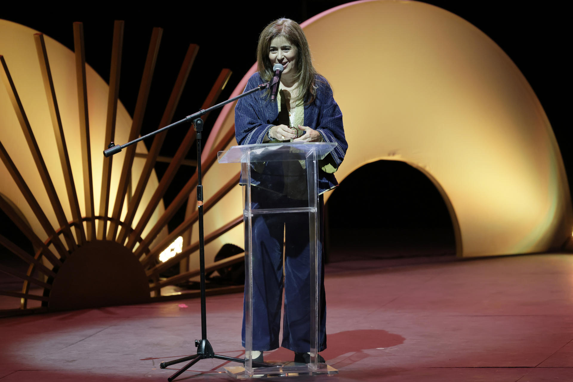 BOGOTÁ (COLOMBIA), 24/07/2026.- La periodista colombiana Catalina Gómez Ángel habla luego de recibir el Reconocimiento a la Excelencia del Premio Gabo 2026 este viernes, en el Teatro Municipal Jorge Eliécer Gaitán, en Bogotá (Colombia). EFE/ Carlos Ortega
