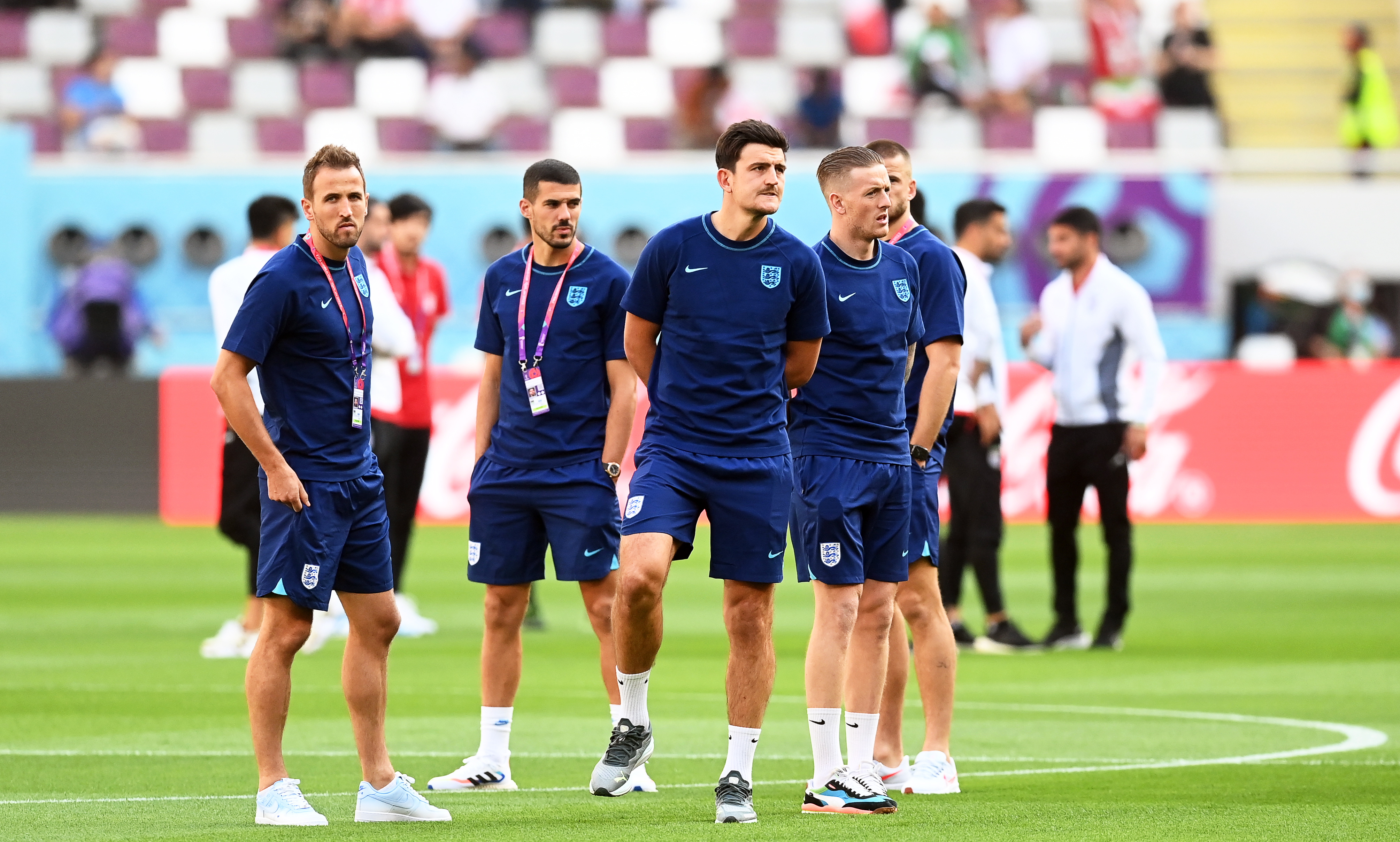Doha (Qatar), 21/11/2022.- Harry Kane (L) of England and teammates inspect the pitch prior to the FIFA World Cup 2022 group B soccer match between England and Iran at Khalifa International Stadium in Doha, Qatar, 21 November 2022. (Mundial de Fútbol, Catar) EFE/EPA/Neil Hall