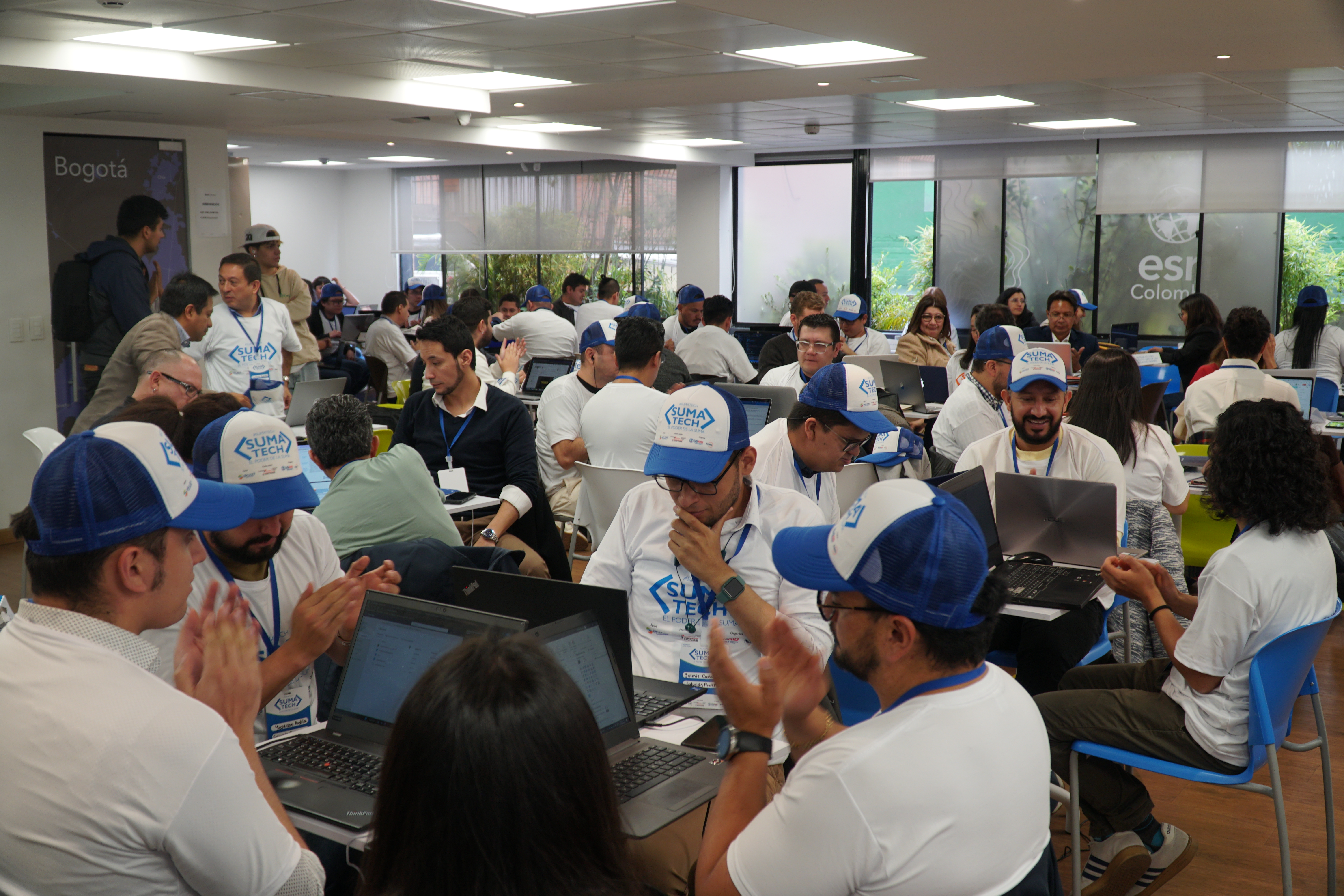 128 personas se reunieron para desarrollar soluciones que mejoren los procesos de organizaciones sociales por medio de herramientas digitales durante el SumaTech.