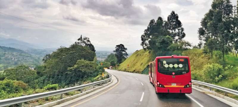 El único bus eléctrico de Bogotá viajó esta semana desde Suba hasta Pereira, para un foro sobre movilidad en la capital risaraldense. Salió con la batería llena y llegó con el 44 %. / Cortesía
