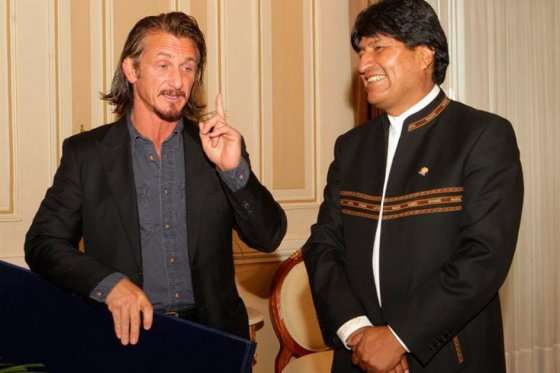 presidente boliviano Evo Morales con el actor y director de cine Sean Penn.
