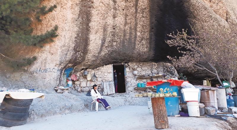 El interior de la cueva es un solo espacio en el que están el comedor, la cama y la cocina de leña. El lugar no cuenta con energía ni agua potable. / Marcela Díaz Sandoval
