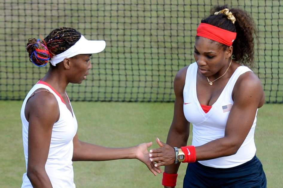 Las hermanas Venus (i) y Serena Williams durante el partido de cuartos de final de dobles femenino de los Juegos Olímpicos de Londres 2012.