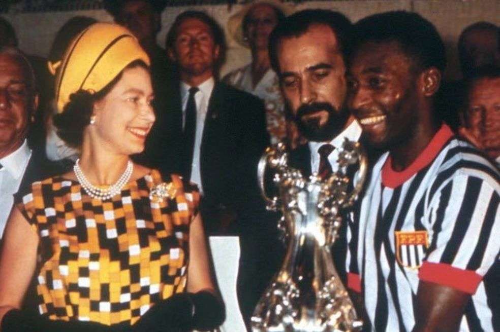 La Reina Isabel II entregó un título honorífico a Pelé en 1997. El brasileño es considerado Caballero Comendador de la Orden Británica.