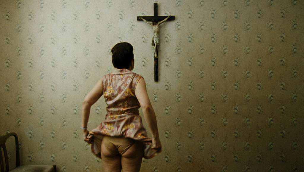"Paradise: faith" narra la historia de una mujer soltera de unos 50 años, que dedica sus vacaciones a ser misionera Católica en Viena, cayendo en un violento autocastigo como parte de su fe.