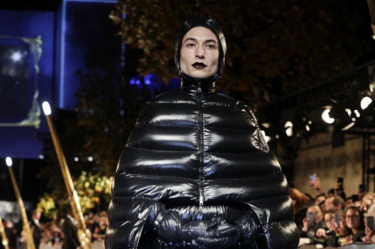 Ezra Miller sorprende en la alfombra roja de «Animales fantásticos: Los crímenes de Grindelwald»