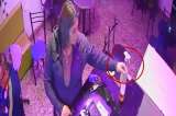 Captan a mujer drogando a un hombre en un bar: casi le desocupa la casa