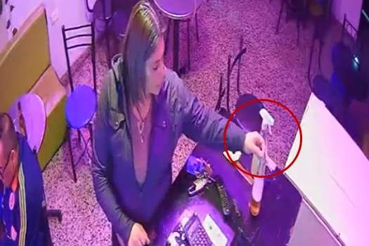 Posteriormente, lo condujo a su vivienda y le hurtó sus pertenencias.
