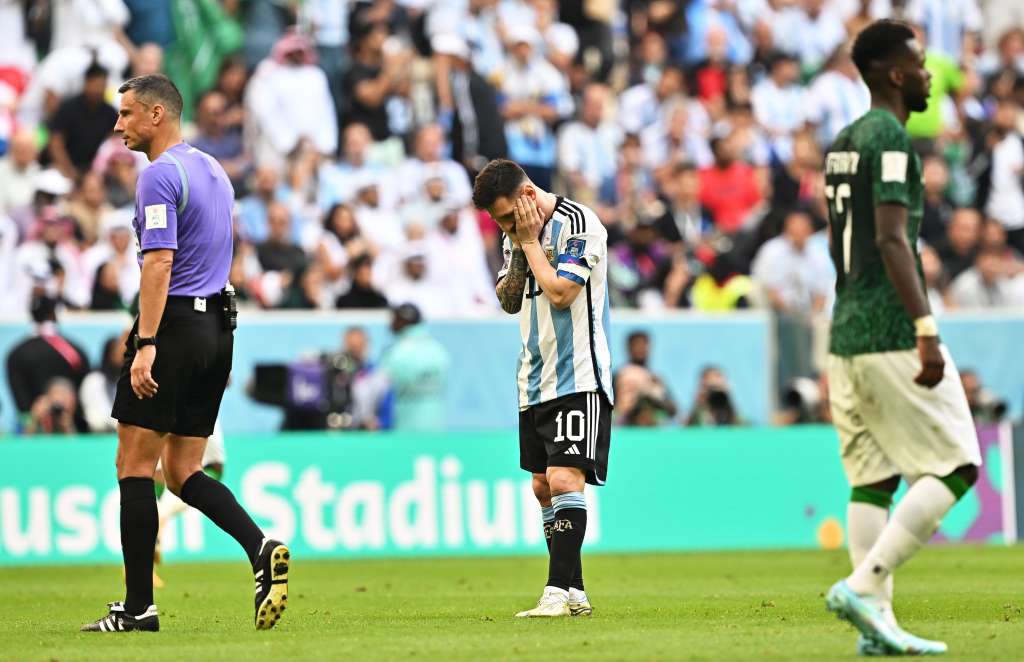 Lusail (Qatar), 22/11/2022.- Lionel Messi (C) of Argentina reacts during the FIFA World Cup 2022 group C soccer match between Argentina and Saudi Arabia at Lusail Stadium in Lusail, Qatar, 22 November 2022. (Mundial de Fútbol, Arabia Saudita, Estados Unidos, Catar) EFE/EPA/Noushad Thekkayil