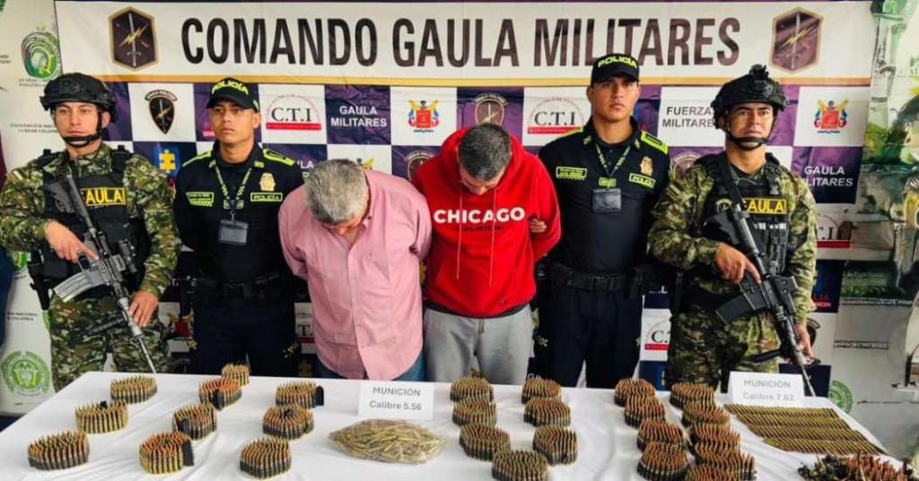 La operación se desarrolló en el barrio Candelaria La Nueva, ubicado en la localidad de Ciudad Bolívar, donde se consiguió la incautación de más de 3.000 cartuchos de munición de los calibres 5.56 mm y 7.62 mm.