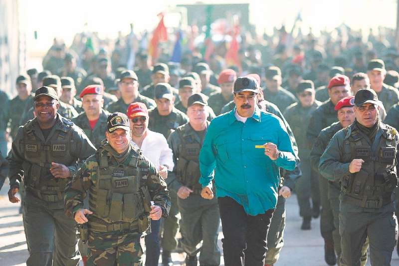  Nicolás Maduro marcha  junto al ministro de la Defensa, Vladimir Padrino, durante ejercicios militares en Carabobo.  / EFE
