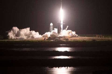 Inician crucero espacial los primeros turistas de SpaceX