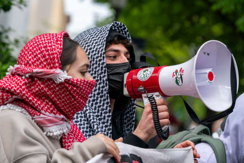 Washington (United States), 26/04/2024.- Pro-Palestinian college students demonstrate at George Washington University (GWU) calling on the university to divest from companies that provide arms to Israel, in Washington, DC, USA, 26 April 2024. Protests against Israel's ongoing incursion into Gaza have erupted at college campuses across the US. More than 34,000 Palestinians and over 1,450 Israelis have been killed, according to the Palestinian Health Ministry and the Israel Defense Forces (IDF), since Hamas militants launched an attack against Israel from the Gaza Strip on 07 October 2023, and the Israeli operations in Gaza and the West Bank which followed it. (Protestas) EFE/EPA/SHAWN THEW
