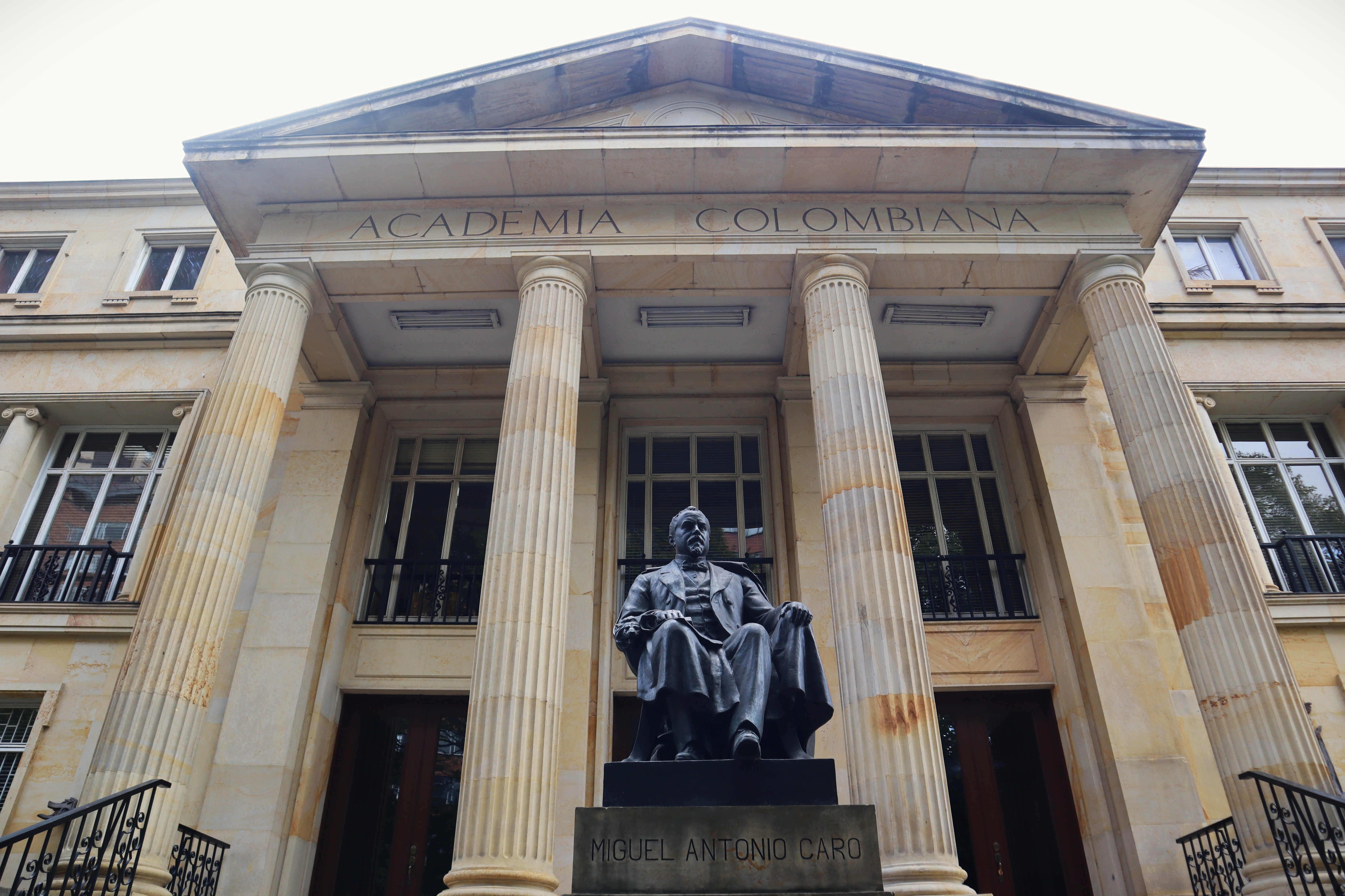 La Academia Colombiana de la Lengua fue la primera en ser fundada en Hispanoamérica, después de la RAE.