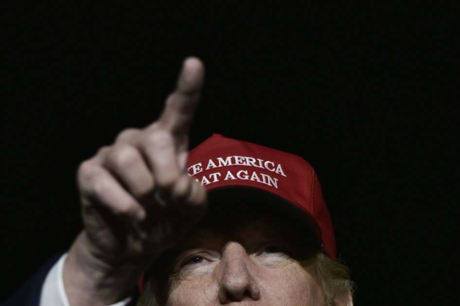 Algunos periódicos dicen que lo que Trump quiso decir fue: “Hacer América ‘blanca’ otra vez. / AFP