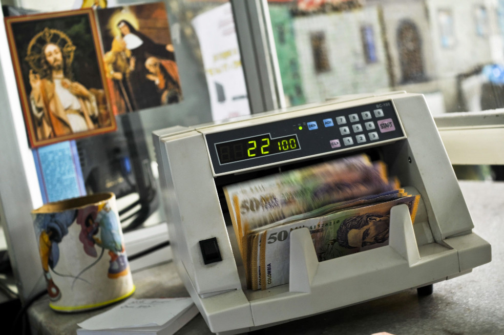 Contador de billetes por la emisión del FND.