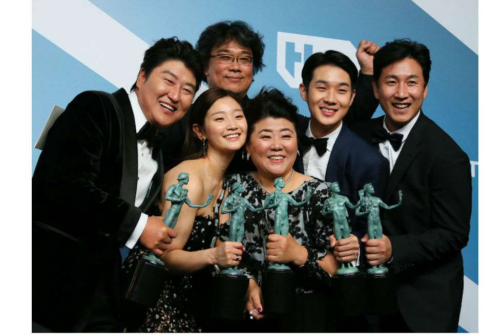 Elenco de "Parasite", película que se impuso por el premio más codiciado de la noche a nominadas de la talla de "Bombshell", "The Irishman", "Jojo Rabbit" y "Once Upon a Time...in Hollywood". / AFP