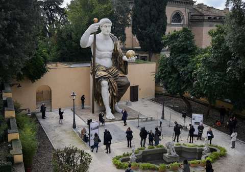 Reconstruyen la estatua colosal de Constantino en Roma