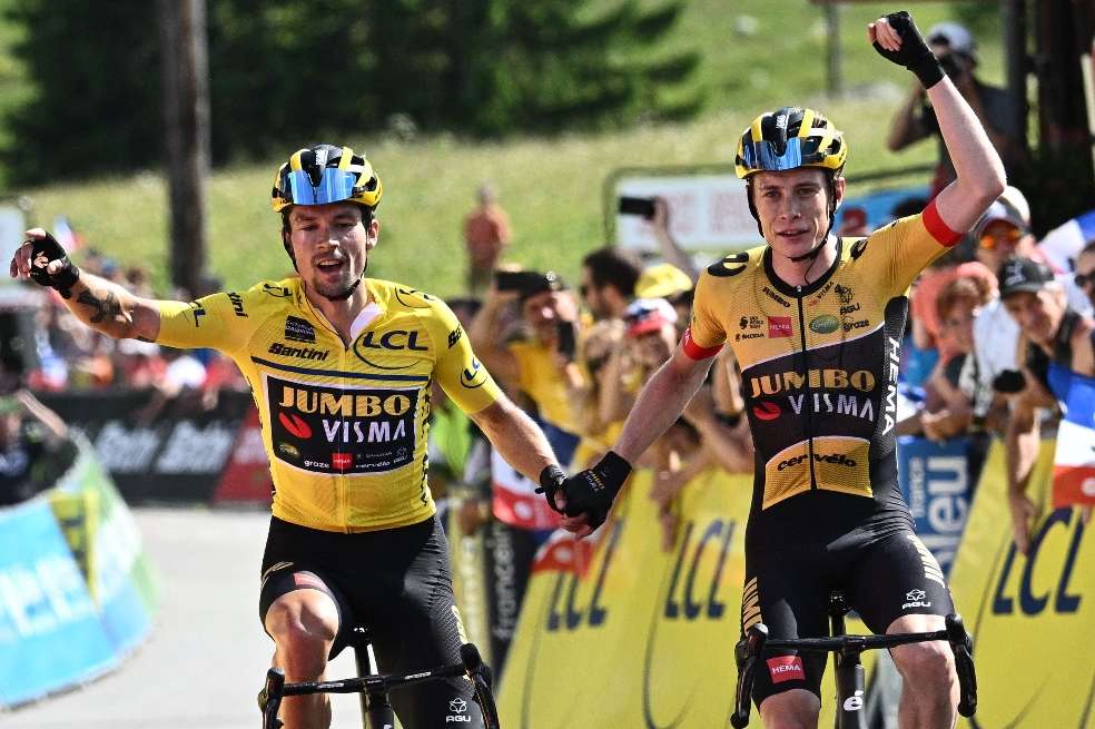 El esloveno Primoz Roglic (Izq.) y su compañero y Jonas Vingegaard, primero y segundo en la general del Criterium del Dauphiné.