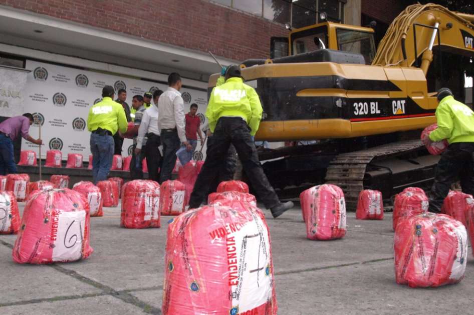 Retroexcavadora marca caterpillar línea 320 en donde se ocultó la droga.