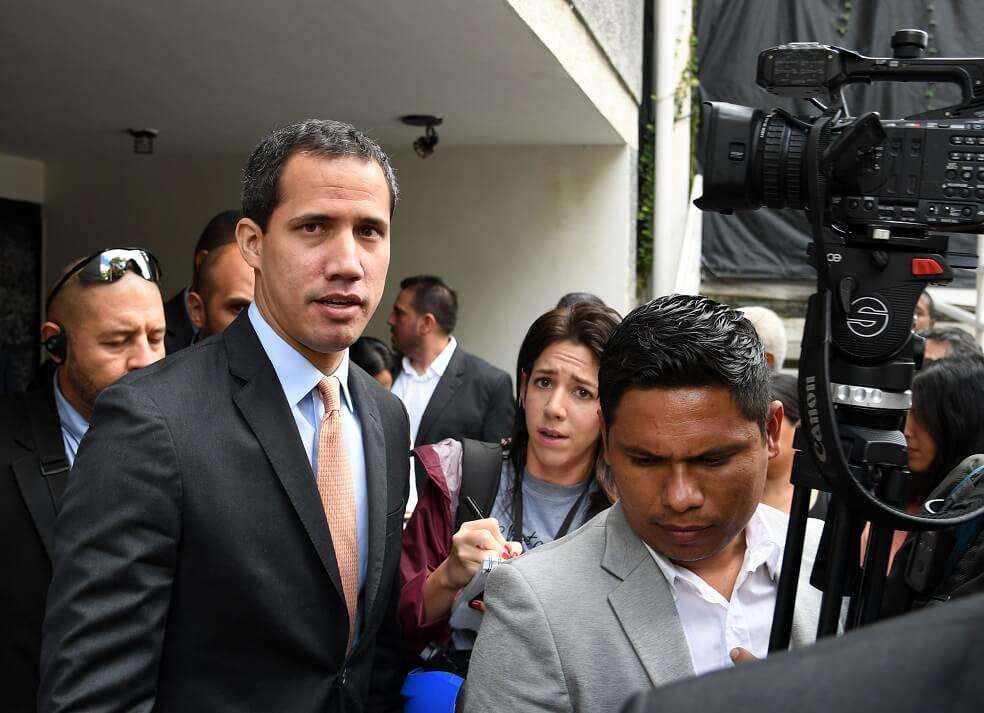 Juan Guaidó, líder de la oposición venezolana, sale de la sede del Parlamento este miércoles en Caracas. / AFP