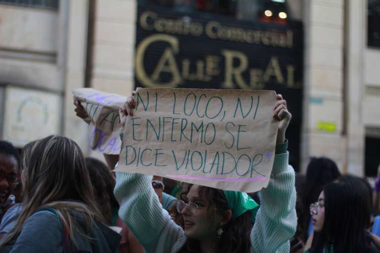 "Ni loco ni enfermo, se dice violar", se leía en uno de los carteles de las marchantes. La violación es una de las causales para abortar a partir de la semana 24 de gestación.