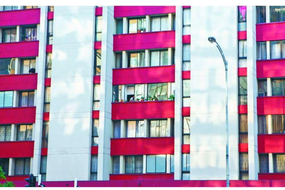 De día puedo ver en su fachada pedazos de mi edificio, como en un mosaico de espejos. / Sergio González.