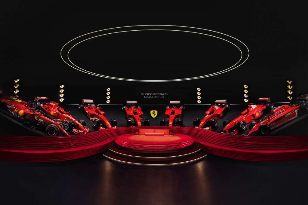 El embajador de la Scuderia Ferrari y piloto profesional Marc Gené invita a los entusiastas a pasar una noche en la icónica Sala delle Vittorie del famoso Museo Ferrari.