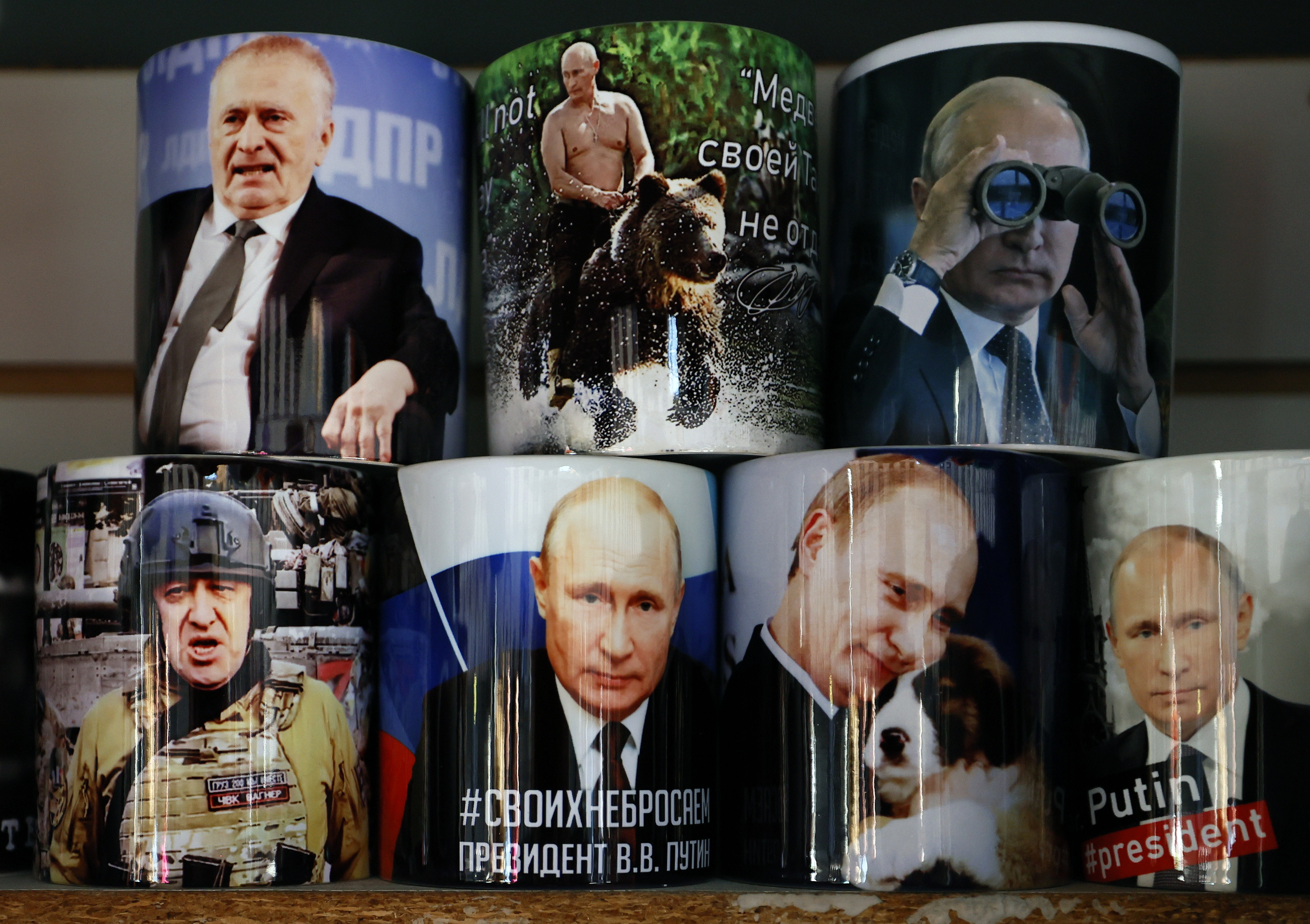 St. Petersburg (Russian Federation), 25/08/2024.- Mugs with images of Russian President Vladimir Putin, former leader of the Liberal Democratic Party of Russia (LDPR) Vladimir Zhirinovsky (L, top) and former chief of PMC Wagner group Yevgeny Prigozhin (L, bottom) are displayed for sale at a street souvenir market in St. Petersburg, Russia,, 25 August 2024. (Rusia, San Petersburgo) EFE/EPA/ANATOLY MALTSEV