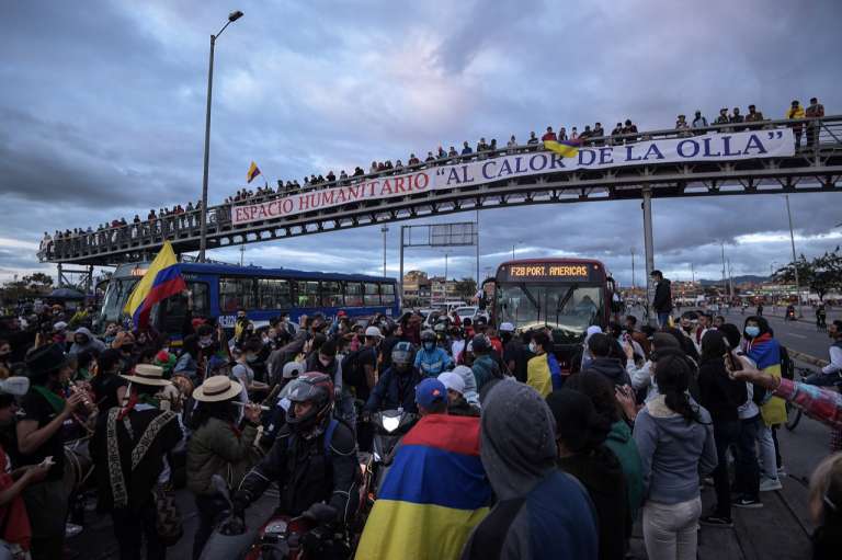 Finalmente, sobre las 10 de la noche las manifestaciones se dispersaron.