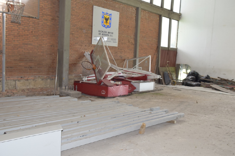 Los materiales de la obra y los implementos deportivos están abandonados y esparcidos en el suelo de los coliseos auxiliares. / Cortesía Contraloría de Bogotá
