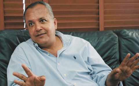 Los 12 contratos que tienen en apuros al senador Óscar Barreto