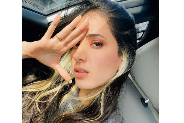 Karolayn lleva más de un año trabajando con Llane, quien fue integrante de la agrupación Piso 21 y ahora se destaca en su trabajo como solista. Su relación sentimental comenzó hace un par de meses.