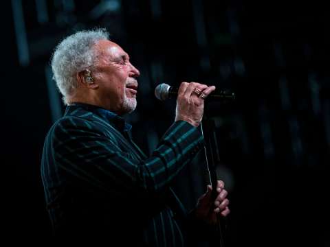 Tom Jones, de 80 años, publicará el álbum “Surrounded By Time”