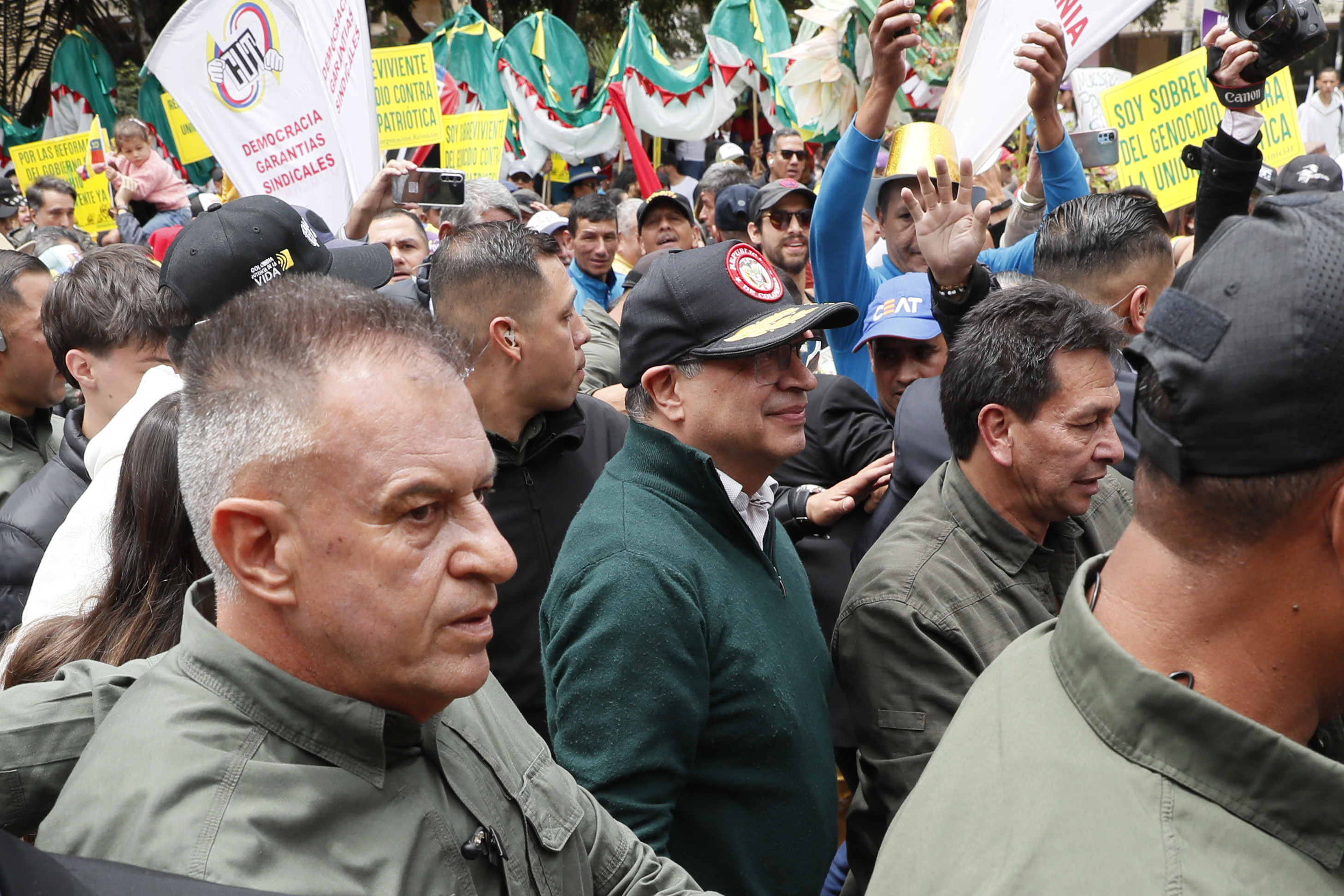 AMDEP997. BOGOTÁ (COLOMBIA), 01/05/2024.- El presidente de Colombia, Gustavo Petro (c), asiste a una marcha con motivo Día Internacional de los Trabajadores este miércoles, en Bogotá (Colombia). Miles de trabajadores salieron este miércoles a las calles de las principales ciudades colombianas para conmemorar el Día del Trabajo, una movilización a la que se unirá a lo largo de la jornada el presidente Petro, que busca convertirla en una demostración de apoyo a las reformas de su Gobierno. EFE/ Carlos Ortega