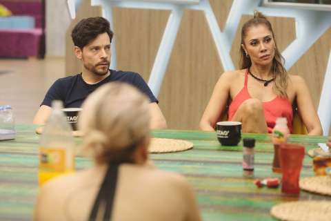 En La Casa de los Famosos, Julián y Martha chocaron y sorprendieron “Es repetitivo”